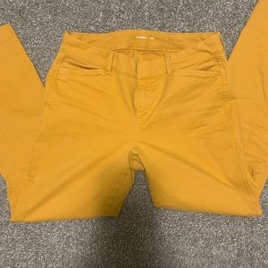 Mustard Old Navy cropped Chino pants, size 8. EUC.